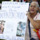 Una mujer sostiene un cartel durante una manifestación por las personas detenidas bajo el régimen de excepción, este viernes 16 de agosto de 2024 en San Salvador (El Salvador).EFE/ Rodrigo Sura