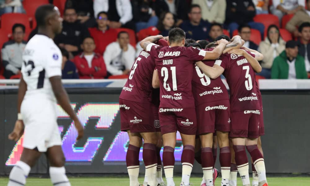 Jugadores de Lanús celebran un gol en el partido de ida de octavos de final de la Copa Sudamericana. EFE/ Rolando Enriquez