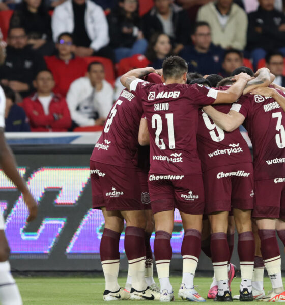 Jugadores de Lanús celebran un gol en el partido de ida de octavos de final de la Copa Sudamericana. EFE/ Rolando Enriquez