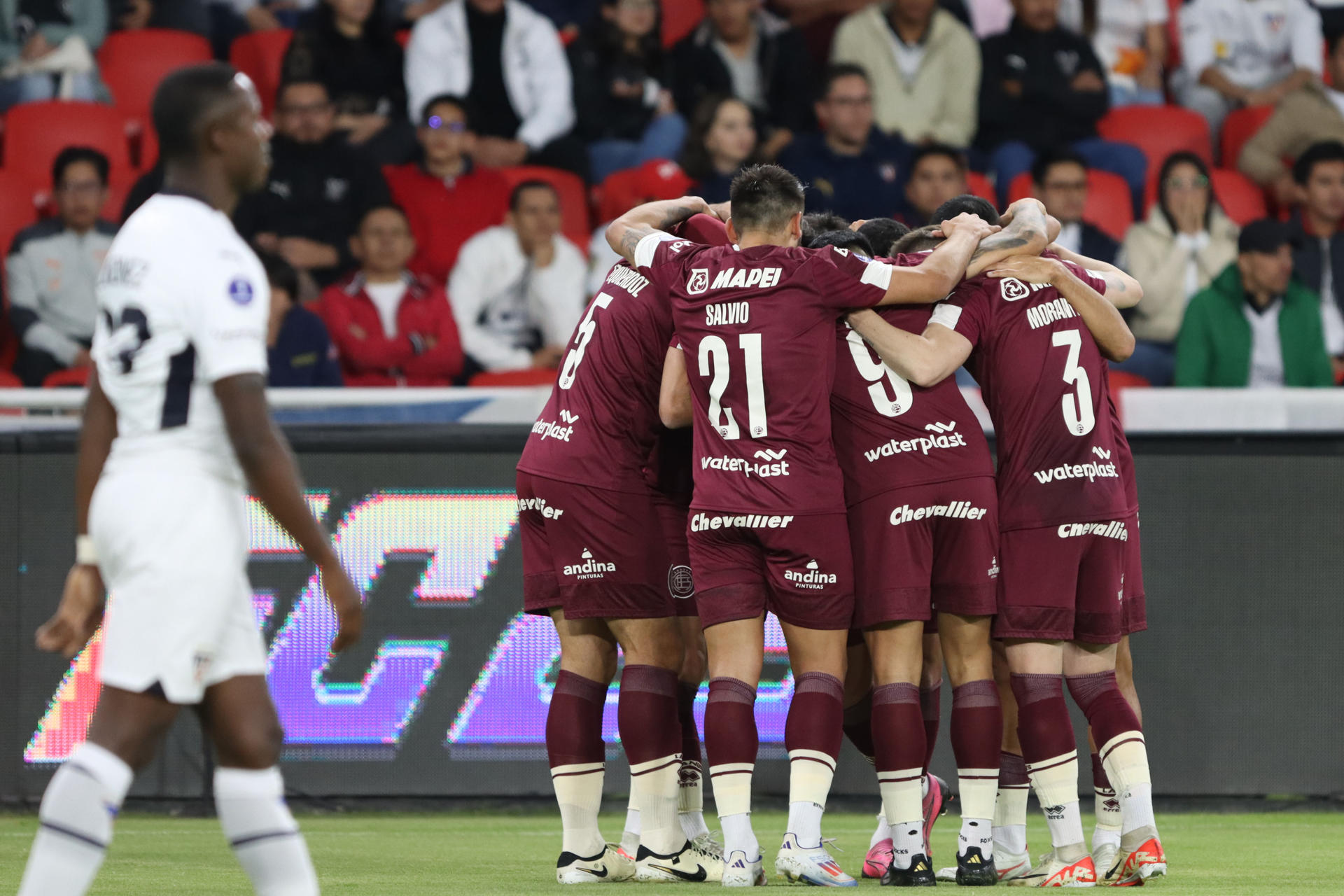 Jugadores de Lanús celebran un gol en el partido de ida de octavos de final de la Copa Sudamericana. EFE/ Rolando Enriquez