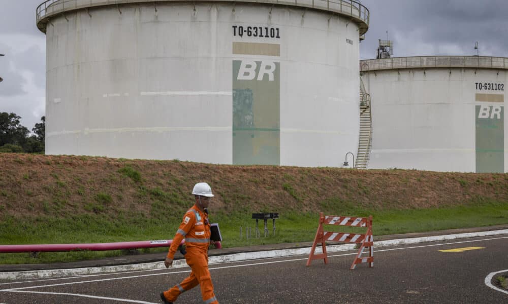 Un empleado de Petrobras camina frente a unos tanques de la unidad procesadora de gas natural, el 23 de abril del 2024, en el distrito petrolero de Urucú, en el municipio de Coari, estado de Amazonas (Brasil). EFE/ Isaac Fontana