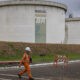 Un empleado de Petrobras camina frente a unos tanques de la unidad procesadora de gas natural, el 23 de abril del 2024, en el distrito petrolero de Urucú, en el municipio de Coari, estado de Amazonas (Brasil). EFE/ Isaac Fontana