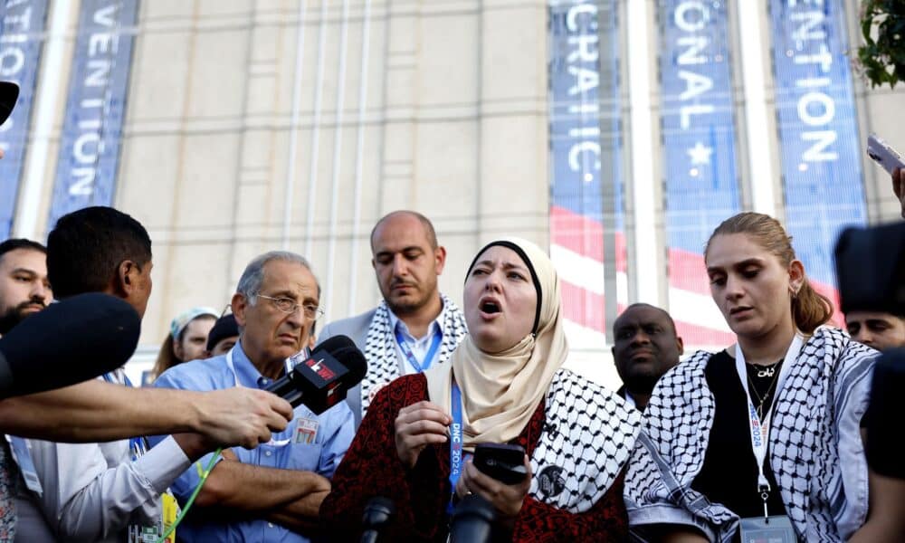 La representante del estado de Georgia y la palestino-estadounidense Ruwa Romman habla en una manifestación por Gaza fuera de la Convención Nacional Demócrata (DNC, en inglés) en el United Center en Chicago, Illinois, EE.UU., este jueves. EFE/EPA/CAROLINE BREHMAN