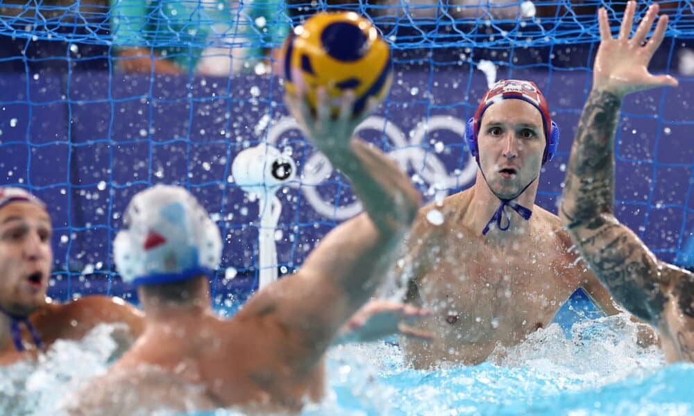 El portero croata Marko Bijac trata de detener un disparo de un jugador serbio, en la final de waterpolo en los Juegos Olímpicos de París 2024 disputada en el Centro Acuático de Saint Denis. EFE/EPA/ANNA SZILAGYI