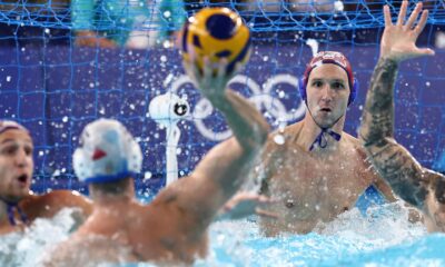 El portero croata Marko Bijac trata de detener un disparo de un jugador serbio, en la final de waterpolo en los Juegos Olímpicos de París 2024 disputada en el Centro Acuático de Saint Denis. EFE/EPA/ANNA SZILAGYI