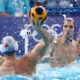 El portero croata Marko Bijac trata de detener un disparo de un jugador serbio, en la final de waterpolo en los Juegos Olímpicos de París 2024 disputada en el Centro Acuático de Saint Denis. EFE/EPA/ANNA SZILAGYI