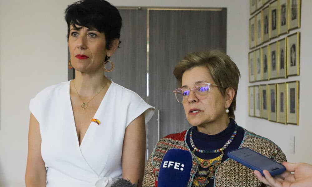 La ministra de Trabajo de Colombia, Gloria Inés Ramírez (d), ofrece declaraciones luego de una reunión con la ministra de Inclusión, Seguridad Social y Migraciones de España, Elma Saiz, este jueves, en Bogotá (Colombia). EFE/ Carlos Durán Araújo