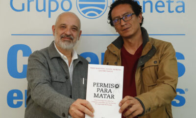 Fotografía del 12 de agosto de 2024 de los escritores mexicanos, Daniel Moreno (i) y Paris Martínez posando durante una entrevista con EFE, en la Ciudad de México (México). EFE/ Mario Guzmán