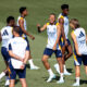 El delantero del Real Madrid Kylian Mbappé (3d) bromea con sus compañeros durante el entrenamiento de esta mañana en la Ciudad Deportiva de Valdebebas para preparar el primer partido de Liga mañana frente al Mallorca. EFE/Daniel González