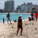 Una mujer camina en la playa el 9 de agosto de 2024 en Cancún (México). EFE/Alonso Cupul