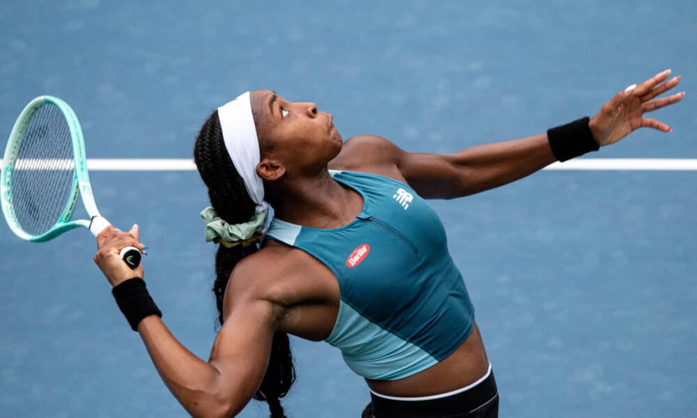 La tenista estadounidense Coco Gauff fue registrada este jueves, 8 de agosto, al servirle una bola a la china Yafan Wang, durante un partido de la segunda ronda del WTA 1000 National Bank Open, en Toronto (Canadá). EFE/Julio César Rivas