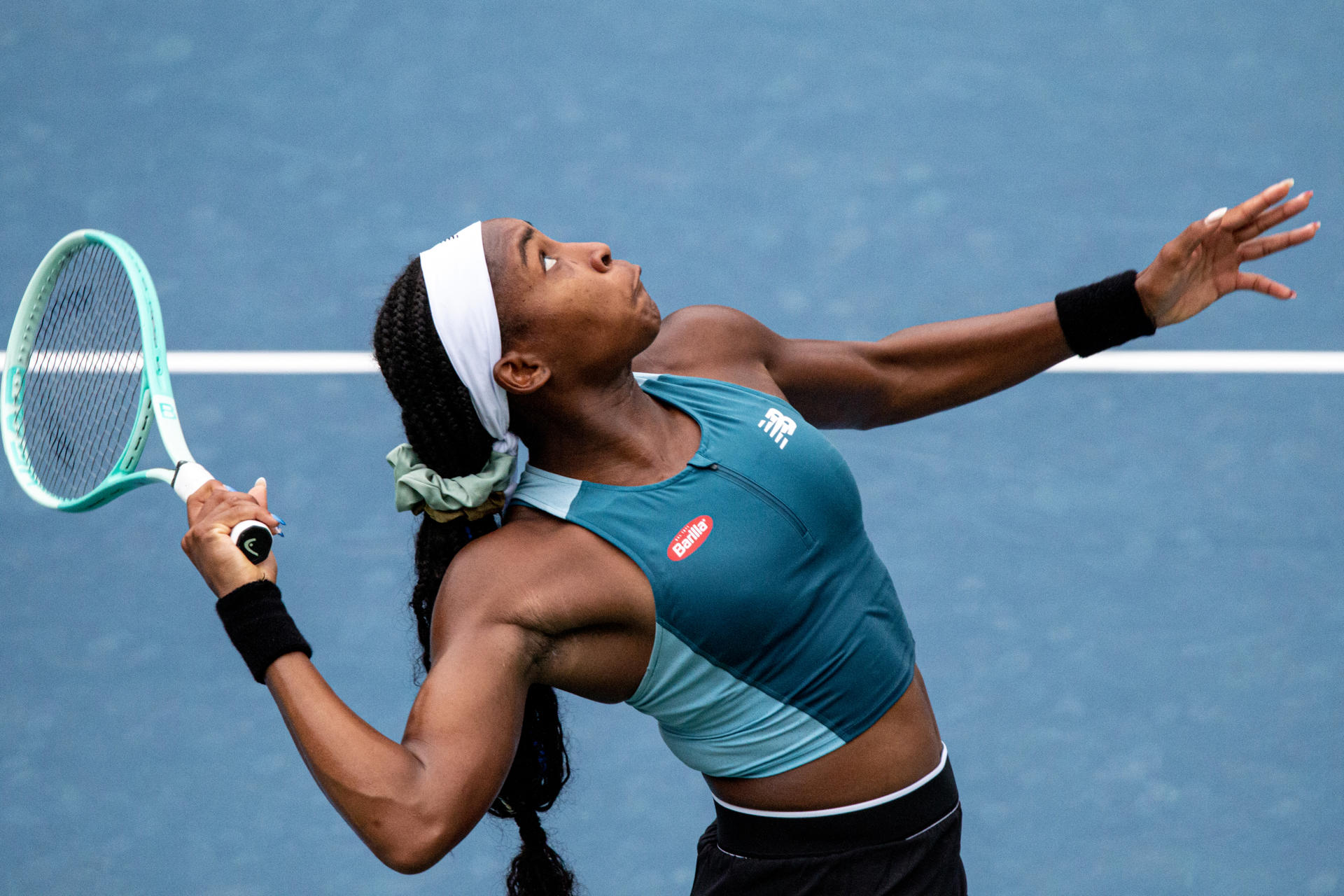 La tenista estadounidense Coco Gauff fue registrada este jueves, 8 de agosto, al servirle una bola a la china Yafan Wang, durante un partido de la segunda ronda del WTA 1000 National Bank Open, en Toronto (Canadá). EFE/Julio César Rivas