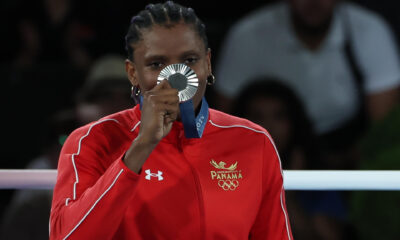 La boxeadora panameña Atheyna Bylon fue registrada este sábado, 10 de agosto, al posar con la medalla de plata del boxeo femenino de los Juegos Olímpicos 2024 para la categoría de los 75 kg, en el Estadio Roland-Garros de París. EFE/Kiko Huesca