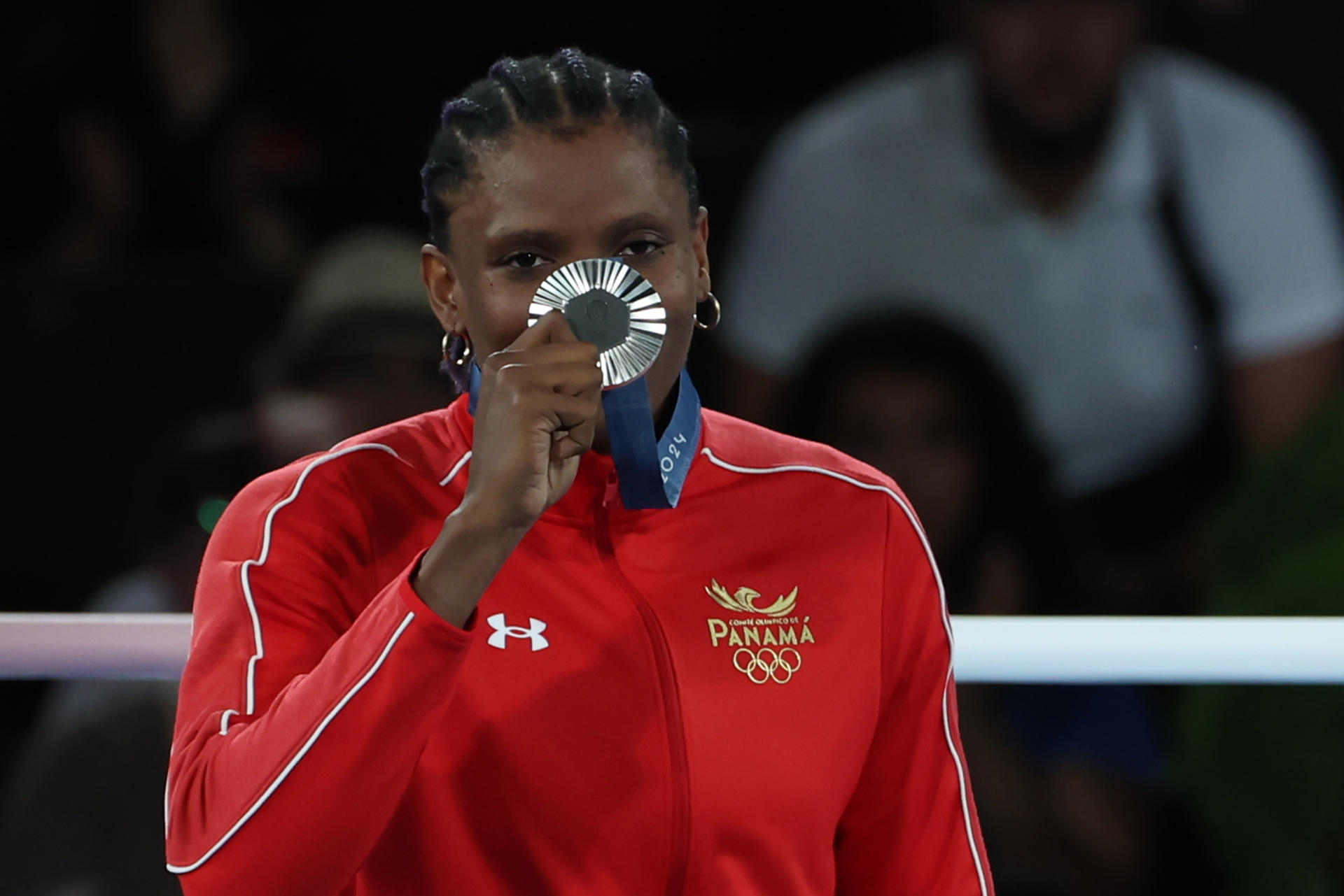 La boxeadora panameña Atheyna Bylon fue registrada este sábado, 10 de agosto, al posar con la medalla de plata del boxeo femenino de los Juegos Olímpicos 2024 para la categoría de los 75 kg, en el Estadio Roland-Garros de París. EFE/Kiko Huesca