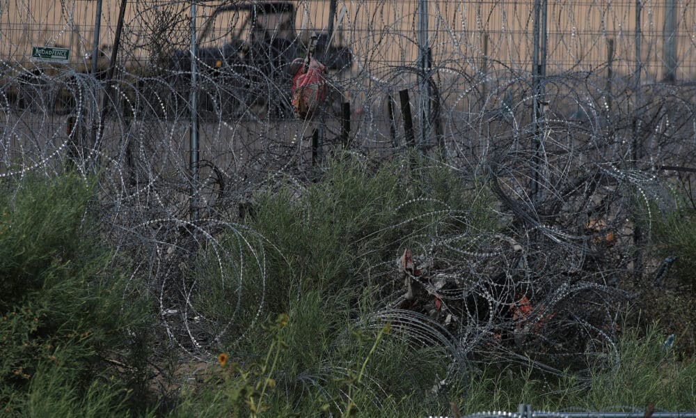 Fotografía del 6 de agosto de 2024 de barricadas de alambre de púas, en el muro fronterizo desde Ciudad Juárez, Chihuahua (México). EFE/Luis Torres