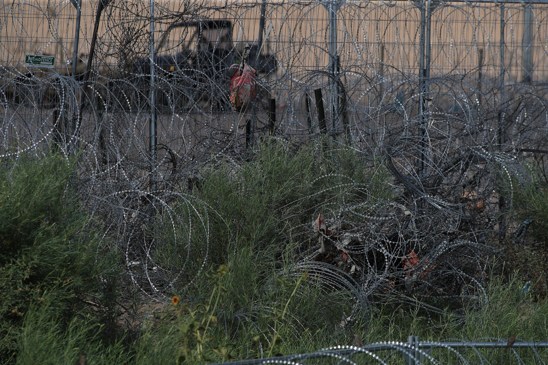 Fotografía del 6 de agosto de 2024 de barricadas de alambre de púas, en el muro fronterizo desde Ciudad Juárez, Chihuahua (México). EFE/Luis Torres