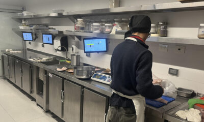 Fotografía de archivo fechada el 3 de julio de 2024 de la zona de recepción de pedidos en el interior del restaurante Alamesa en Buenos Aires (Argentina). EFE/ Rafa Sanz