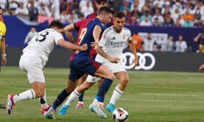 Robert Lewandowski (C) del FC Barcelona en acción durante la primera mitad del partido de fútbol en vivo del Champions Tour entre el Real Madrid CF y el FC Barcelona. EFE/EPA/KENA BETANCUR