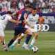 Robert Lewandowski (C) del FC Barcelona en acción durante la primera mitad del partido de fútbol en vivo del Champions Tour entre el Real Madrid CF y el FC Barcelona. EFE/EPA/KENA BETANCUR