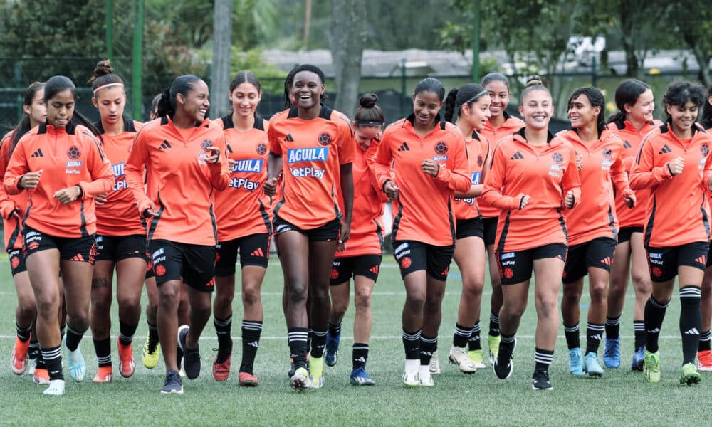 Las jugadoras de las selecciones de fútbol femeninas sub-20 y sub-17 de Colombia durante un entrenamiento este jueves en Bogotá. EFE/ Carlos Ortega