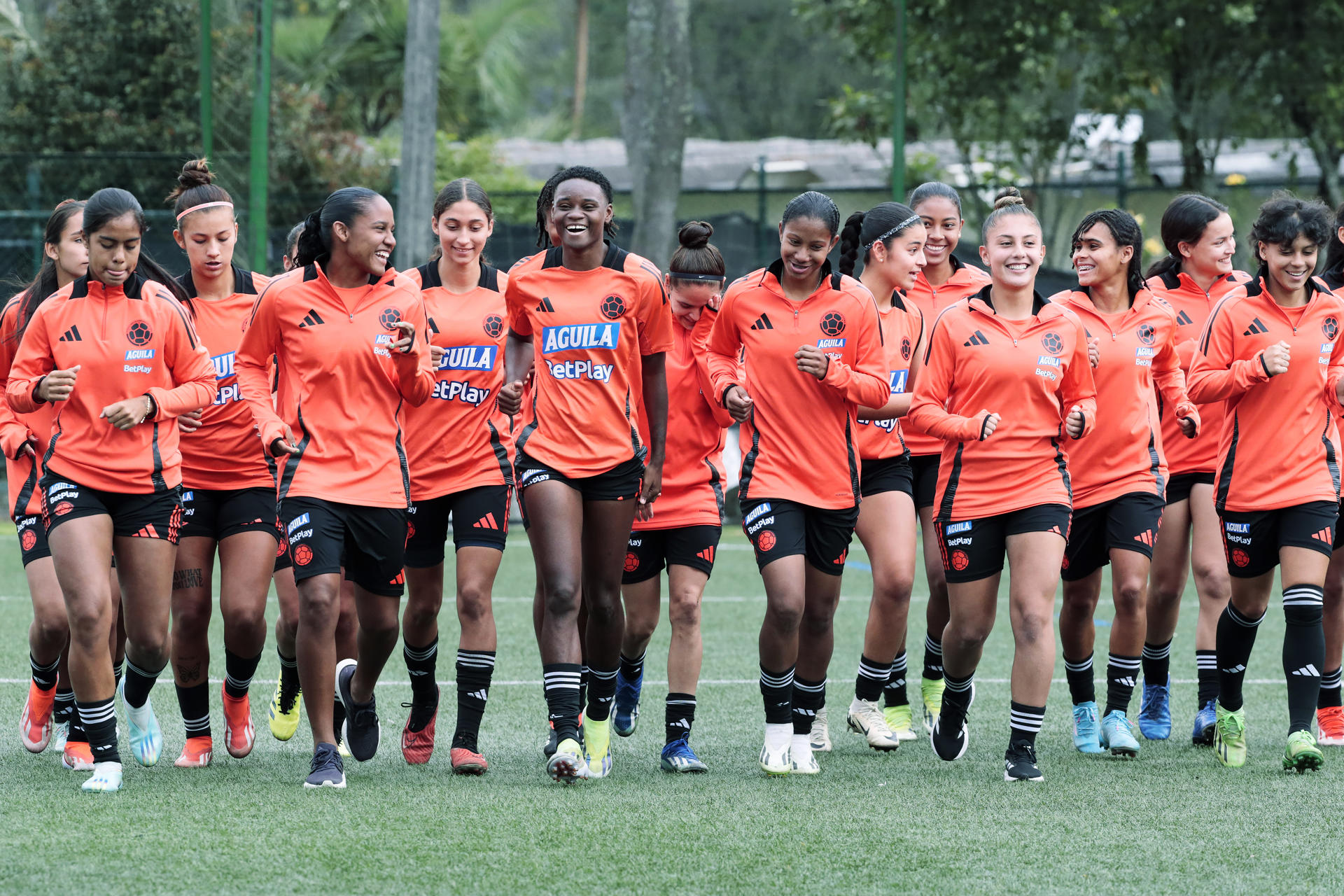 Las jugadoras de las selecciones de fútbol femeninas sub-20 y sub-17 de Colombia durante un entrenamiento este jueves en Bogotá. EFE/ Carlos Ortega