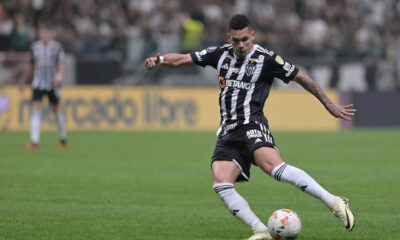 Paulinho de Mineiro patea un balón en el partido de vuelta de octavos de final de la Copa Libertadores. EFE/ Yuri Edmundo