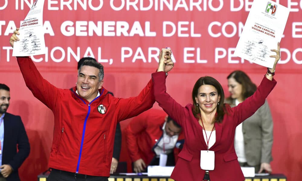 Fotografía cedida este domingo de Alejandro Moreno Cárdenas (i) y Carolina Viggiano Austria, durante la celebración por su reelección como presidente del Partido Revolucionario Institucional (PRI), en Ciudad de México (México). EFE/Partido Revolucionario Institucional