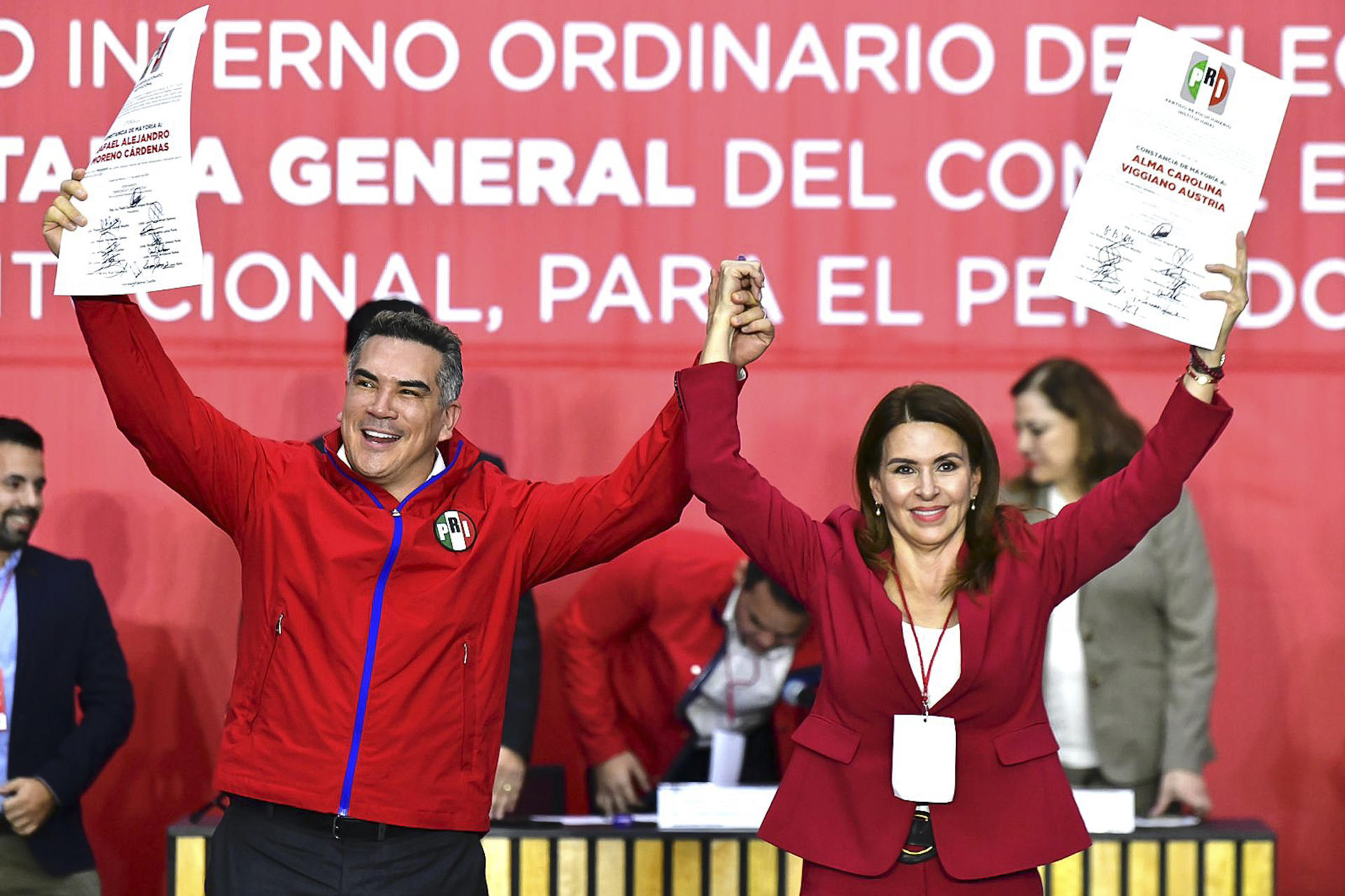 Fotografía cedida este domingo de Alejandro Moreno Cárdenas (i) y Carolina Viggiano Austria, durante la celebración por su reelección como presidente del Partido Revolucionario Institucional (PRI), en Ciudad de México (México). EFE/Partido Revolucionario Institucional