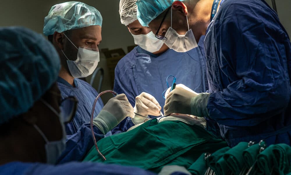 Fotografía del 15 de agosto de 2024 de cirujanos realizando una cirugía neurológica a un paciente en el Hospital Municipal Souza Aguiar, en Río de Janeiro (Brasil). EFE/ André Coelho