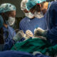 Fotografía del 15 de agosto de 2024 de cirujanos realizando una cirugía neurológica a un paciente en el Hospital Municipal Souza Aguiar, en Río de Janeiro (Brasil). EFE/ André Coelho