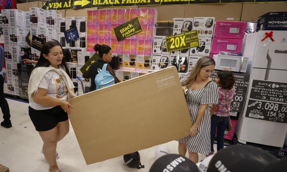 Fotografía de archivo en donde se ven personas mientras realizan en un supermercado de Sao Paulo (Brasil). EFE/Sebastiao Moreira