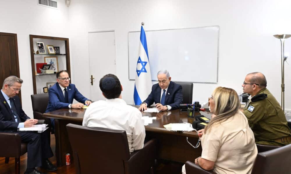 - El primer ministro israelí, Benjamín Netanyahu, se encuentra en una "evaluación de seguridad" en la sede militar de Kirya, en Tel Aviv, tras el ataque de Israel este martes en Beirut, aparentemente dirigido contra el comandante de Hizbulá, Fuad Shukr. El Ejército israelí confirmó haber bombardeado Beirut en una operación dirigida contra el "comandante responsable del asesinato de niños en Majdal Shams" -en referencia al ataque atribuido a Hizbulá el sábado en esa ciudad drusa de los Altos del Golán, en el que murieron 12 menores de entre 10 y 16 años- "y numerosos civiles israelíes". EFE/GPO/Haim Zach SÓLO USO EDITORIAL, PERMITIDO SU USO SÓLO EN RELACIÓN A LA INFORMACIÓN QUE APARECE EN EL PIE DE FOTO (CRÉDITO OBLIGATORIO)