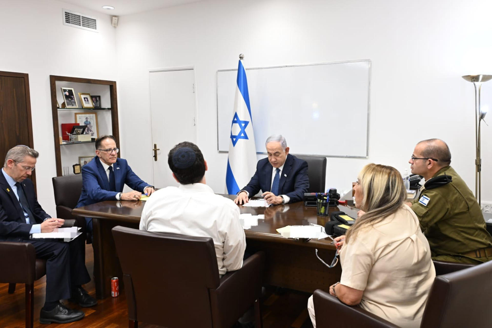 - El primer ministro israelí, Benjamín Netanyahu, se encuentra en una "evaluación de seguridad" en la sede militar de Kirya, en Tel Aviv, tras el ataque de Israel este martes en Beirut, aparentemente dirigido contra el comandante de Hizbulá, Fuad Shukr. El Ejército israelí confirmó haber bombardeado Beirut en una operación dirigida contra el "comandante responsable del asesinato de niños en Majdal Shams" -en referencia al ataque atribuido a Hizbulá el sábado en esa ciudad drusa de los Altos del Golán, en el que murieron 12 menores de entre 10 y 16 años- "y numerosos civiles israelíes". EFE/GPO/Haim Zach SÓLO USO EDITORIAL, PERMITIDO SU USO SÓLO EN RELACIÓN A LA INFORMACIÓN QUE APARECE EN EL PIE DE FOTO (CRÉDITO OBLIGATORIO)