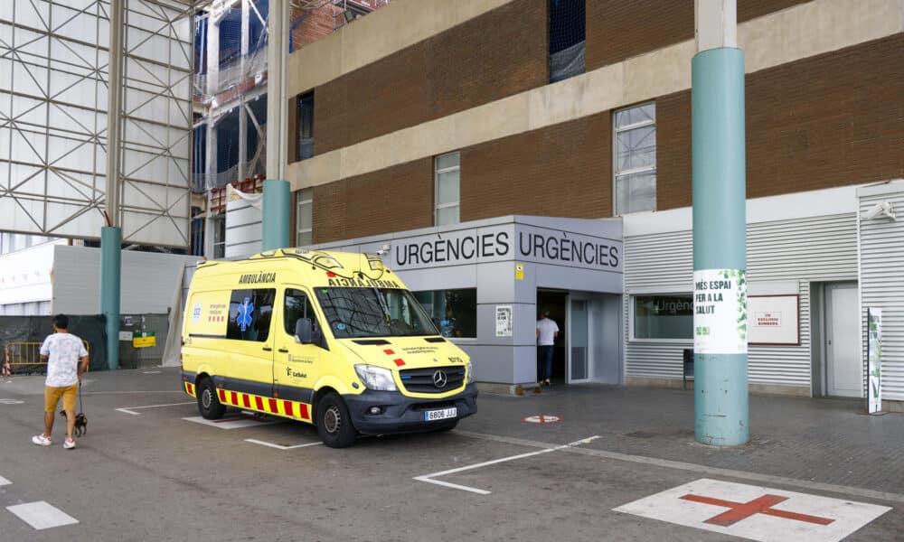 Aspecto del exterior del Hospital Germans Trias i Pujol de Badalona donde está ingresado este jueves Mounir Nasraoui, el padre del jugador internacional del F.C. Barcelona Lamine Yamal, después de sufrir un apuñalamiento ocurrido a primeras horas de la noche del miércoles en Mataró (Barcelona) y por la que tres personas han sido detenidas por los Mossos d'Esqudra por su presunta participación en él. EFE/ Quique García