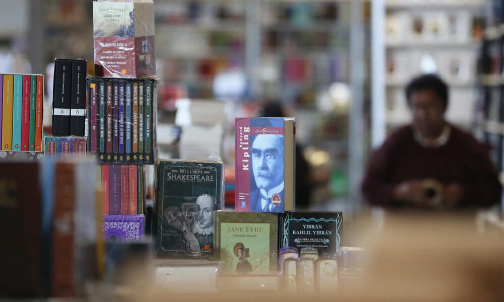 Fotografía de estanterías con libros durante la versión 23 de la Feria Internacional del Libro, este miércoles en La Paz (Bolivia). EFE/ Luis Gandarillas