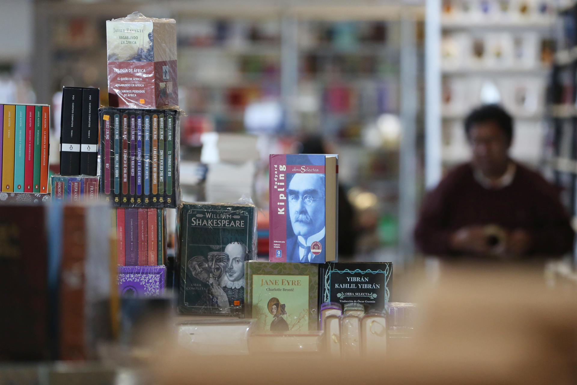 Fotografía de estanterías con libros durante la versión 23 de la Feria Internacional del Libro, este miércoles en La Paz (Bolivia). EFE/ Luis Gandarillas