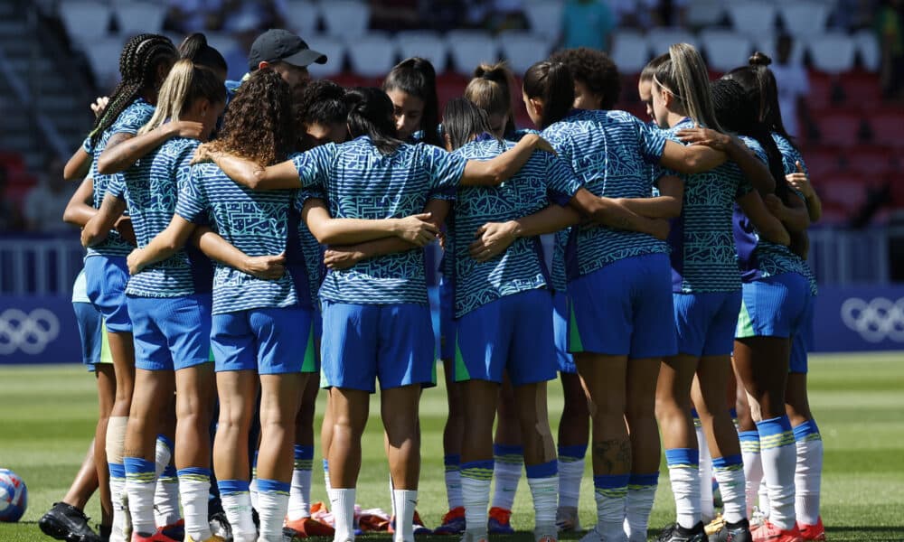 Futbolistas de la selección femenina de fútbol durante el calentamiento previo a la final entre Brasil y _Estados Unidos en los Juegos Olímpicos de París 2024, en la capital gala, este sábado. EFE/Miguel Toña