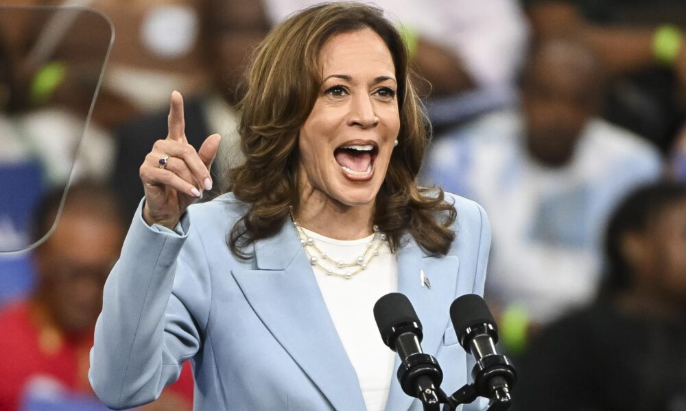 Fotografía del 30 de julio de 2024 de la vicepresidenta de Estados Unidos, Kamala Harris, hablando durante un acto de campaña en Georgia, Atlanta (EE. UU). EFE/EPA/EDWARD M. PIO RODA