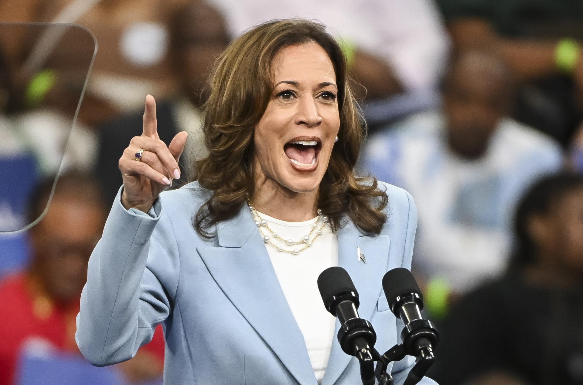 Fotografía del 30 de julio de 2024 de la vicepresidenta de Estados Unidos, Kamala Harris, hablando durante un acto de campaña en Georgia, Atlanta (EE. UU). EFE/EPA/EDWARD M. PIO RODA