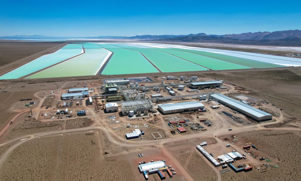 Fotografía aérea cedida por el Ministerio de Desarrollo Económico y Producción de Jujuy, que muestra el proyecto de litio Cauchari-Olaroz, ubicado en la norteña provincia argentina de Jujuy y operado por Minera Exar, una empresa participada por la canadiense Lithium Americas, la china Ganfeng Lithium y la estatal provincial argentina JEMSE. EFE/ Ministerio de Desarrollo Económico y Producción de Jujuy