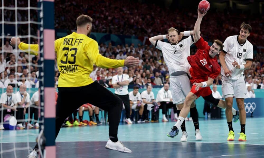 Lucas Joergensen (2-D) de Dinamarca en acción contra el portero Andreas Wolff (I) de Alemania durante el partido por la medalla de oro del torneo masculino de balonmano en los Juegos Olímpicos de París 2024. EFE/EPA/ALEX PLAVEVSKI