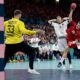 Lucas Joergensen (2-D) de Dinamarca en acción contra el portero Andreas Wolff (I) de Alemania durante el partido por la medalla de oro del torneo masculino de balonmano en los Juegos Olímpicos de París 2024. EFE/EPA/ALEX PLAVEVSKI