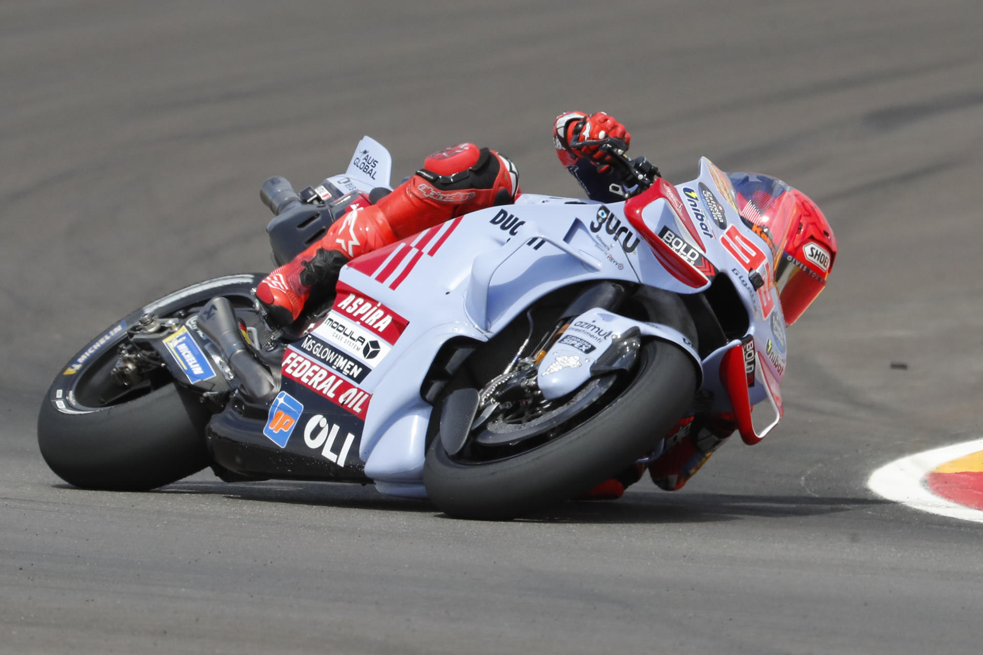 El piloto español de MotoGP Marc Márquez durante la carrera "sprint" del Gran Premio de Aragón, duodécima cita de los Mundiales de motociclismo de velocidad, este sábado en el circuito MotorLand de Alcañiz (Teruel). EFE/Javier Cebollada