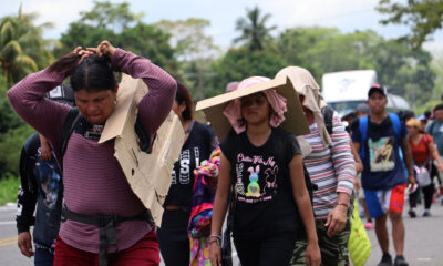 Migrantes transitan por una carretera este sábado en Chiapas (México). EFE/ Juan Manuel Blanco