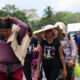 Migrantes transitan por una carretera este sábado en Chiapas (México). EFE/ Juan Manuel Blanco