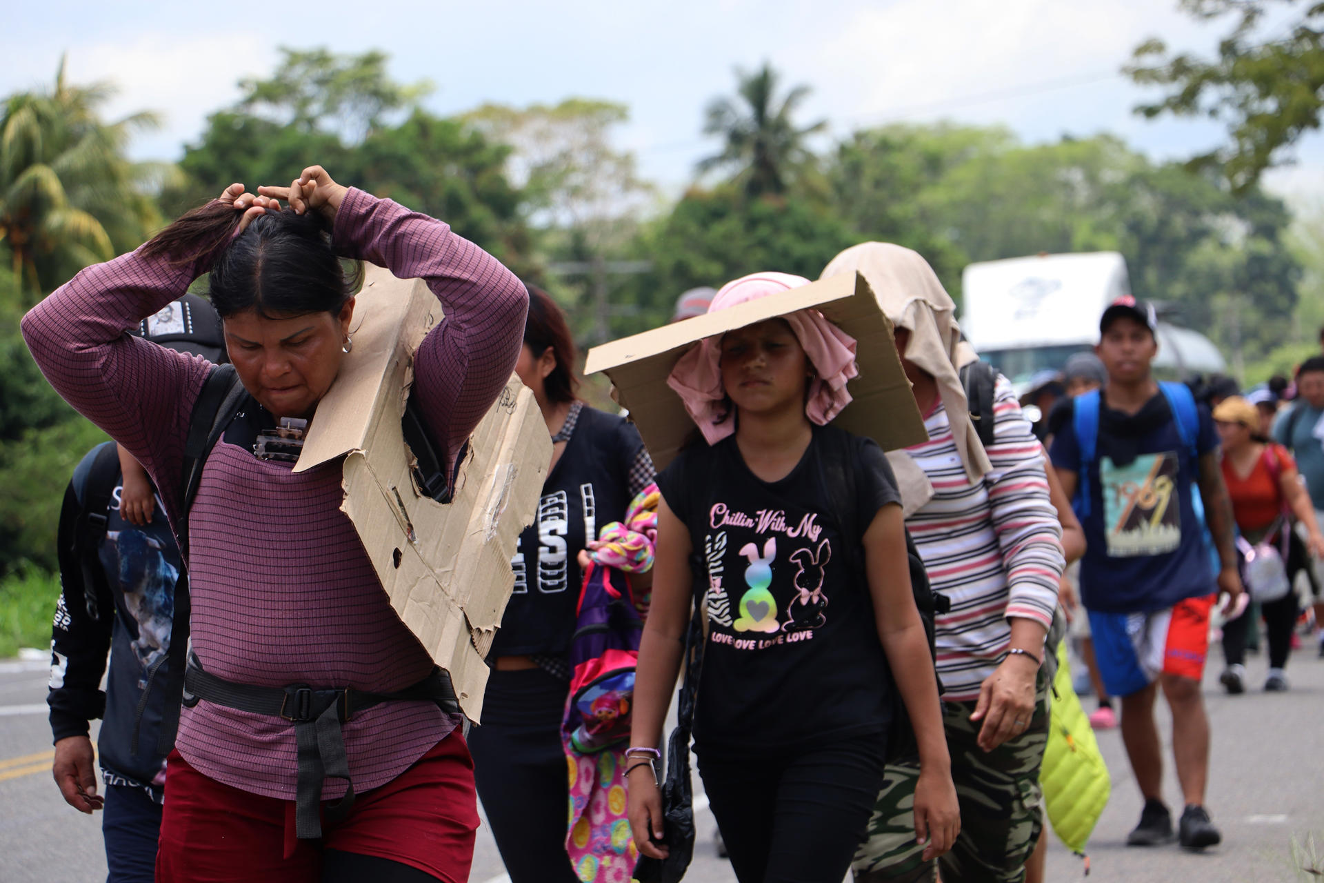 Migrantes transitan por una carretera este sábado en Chiapas (México). EFE/ Juan Manuel Blanco