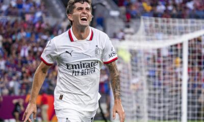 El jugador del AC Milan Christian Pulisic celebra luego de anotar ante el FC Barcelona en un partido amistoso disputado en el M&T Bank Stadium de Baltimore, Maryland (EE.UU.). EFE/SHAWN THEW