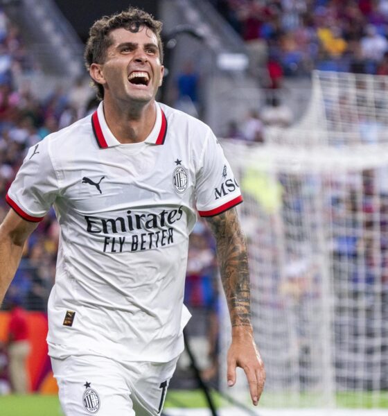 El jugador del AC Milan Christian Pulisic celebra luego de anotar ante el FC Barcelona en un partido amistoso disputado en el M&T Bank Stadium de Baltimore, Maryland (EE.UU.). EFE/SHAWN THEW