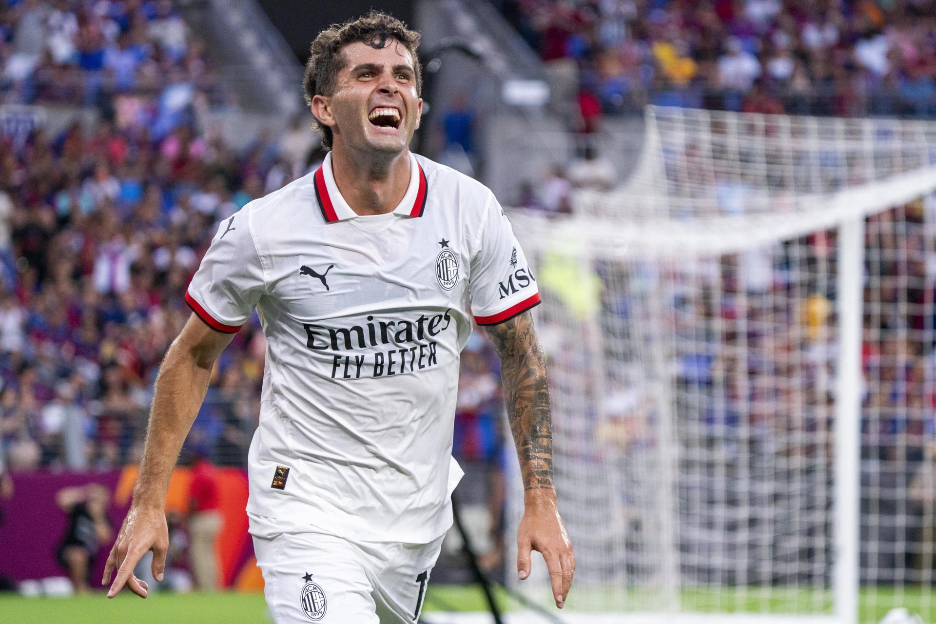 El jugador del AC Milan Christian Pulisic celebra luego de anotar ante el FC Barcelona en un partido amistoso disputado en el M&T Bank Stadium de Baltimore, Maryland (EE.UU.). EFE/SHAWN THEW