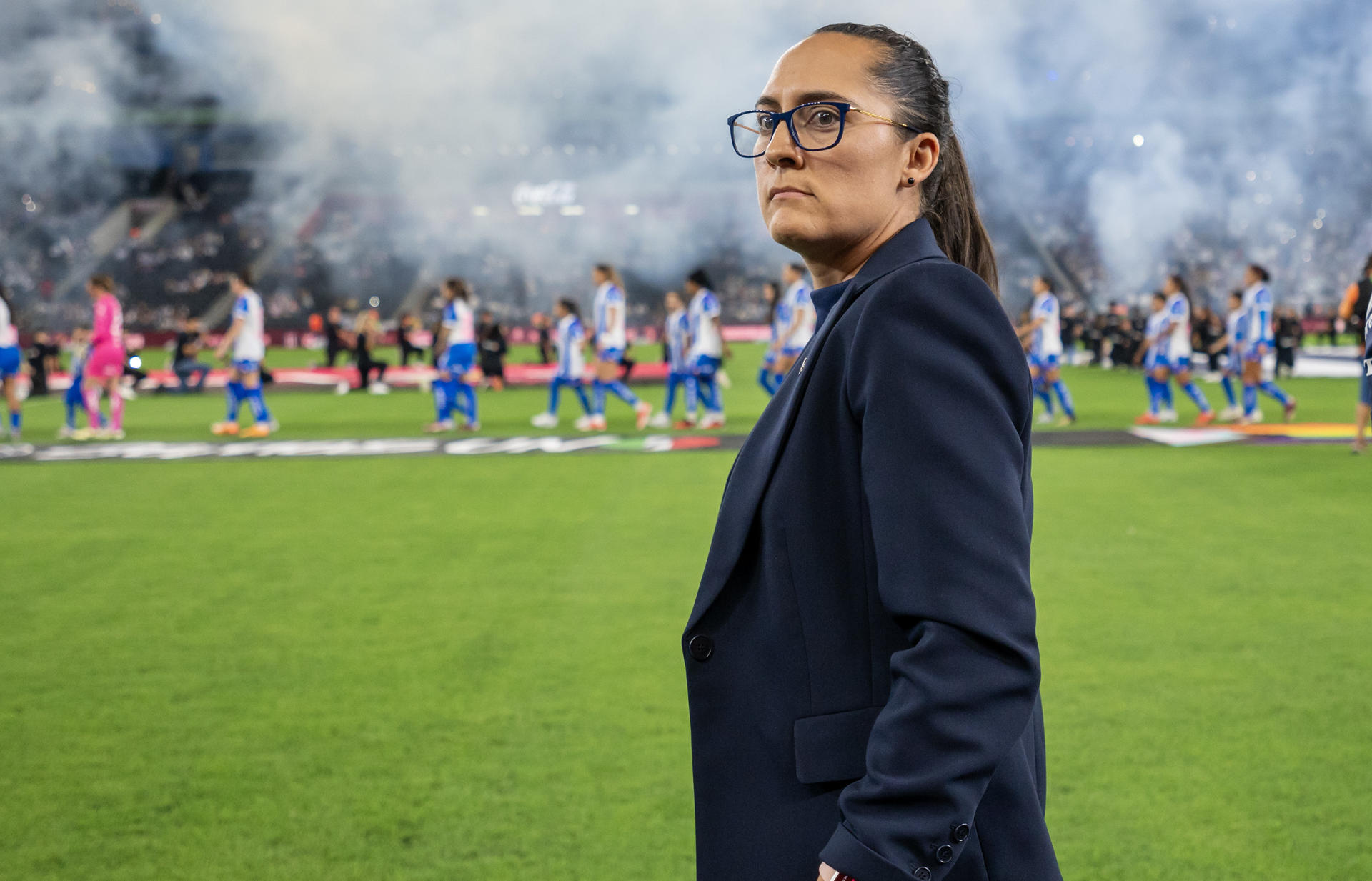 Imagen de archivo de la entrenadora de Rayadas Amelia Valverde durante un partido celebrado en el estadio BBVA en Monterrey (México). EFE/ Miguel Sierra